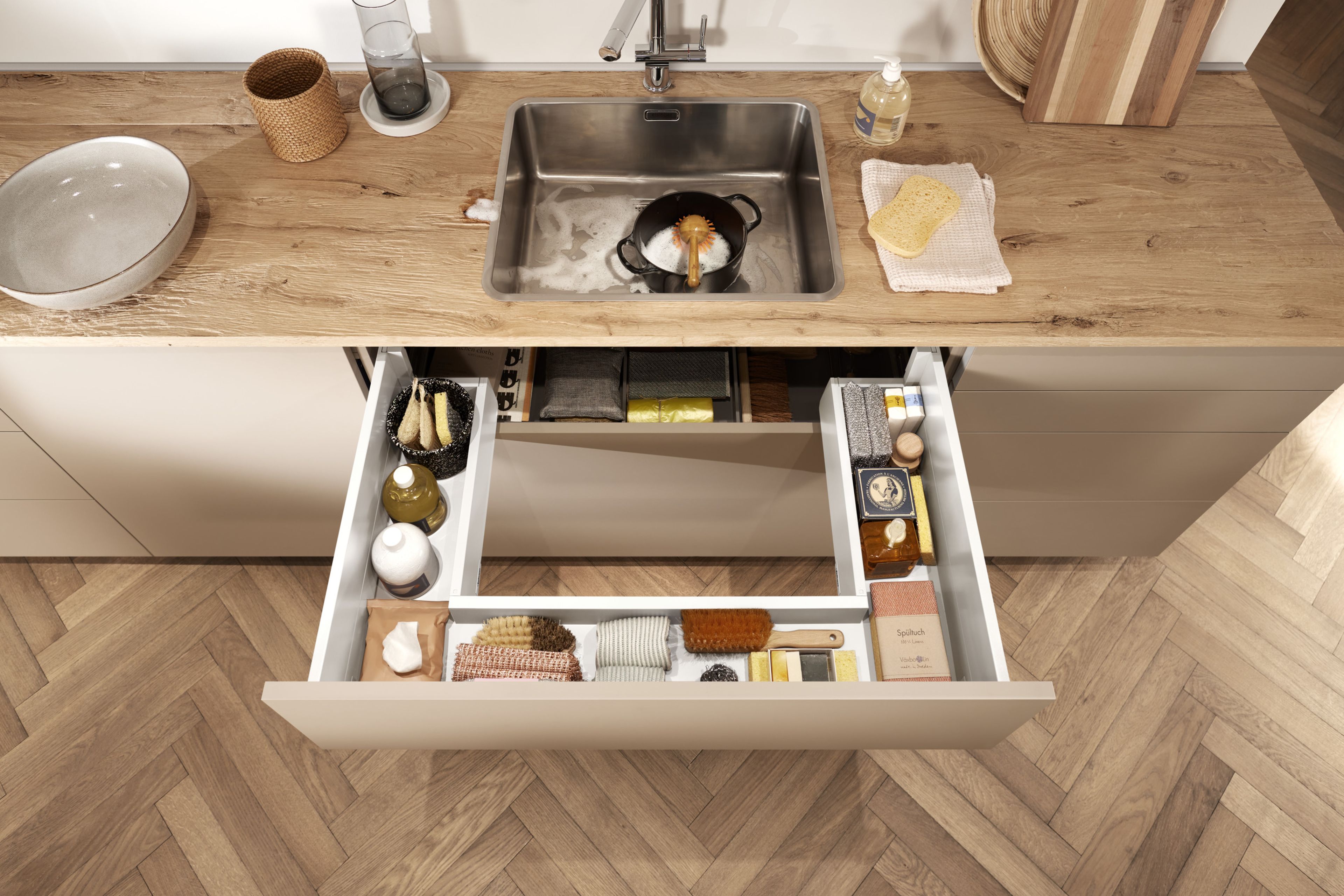 Sắp xếp không gian dưới chậu rửa gọn gàng hơn – mẹo và thủ thuật | Blum Inspirations