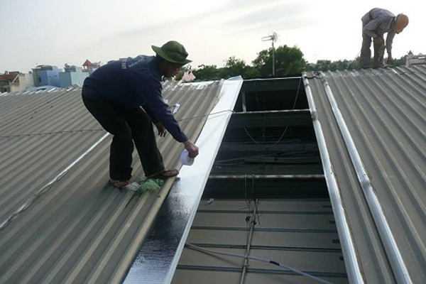 Lợp tôn trên mái ngói: Quy trình chống thấm với màng nguội