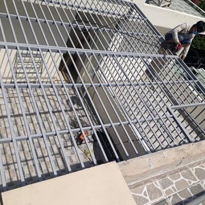 Khung sắt bảo vệ chuồng cọp