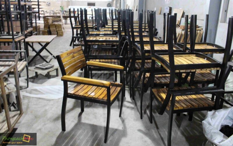 Bàn ghế gỗ chân sắt quán ăn (Mẫu 6)